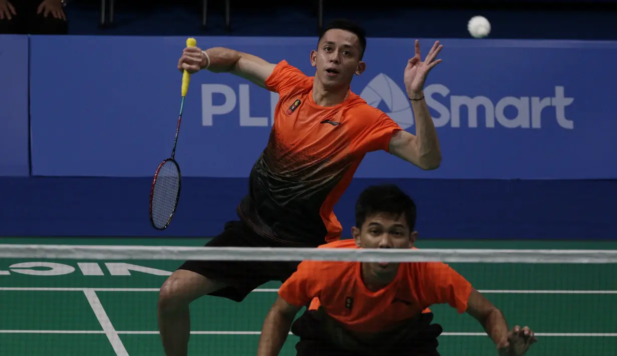 Ganda putra Indonesia, Fajar Rian / Muhammad Rian, mengembalikan kok saat melawan Aaron Chia / Soh Wooi Yik pada final beregu SEA Games 2019 di Multinlupa Sport Center, Rabu (4/12). Fajar / Rian kalah 17-21 dan 13-21. (Bola.com/M Iqbal Ichsan)