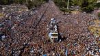 Timnas Argentina yang menjuarai Piala Dunia 2022 naik bus terbuka saat parade di Buenos Aires, Argentina, 20 Desember 2022. Jutaan orang menyambut kepulangan Lionel Messi dan kawan-kawan bak pahlawan usai Argentina menjuarai Piala Dunia 2022. (AP Photo/Rodrigo Abd)