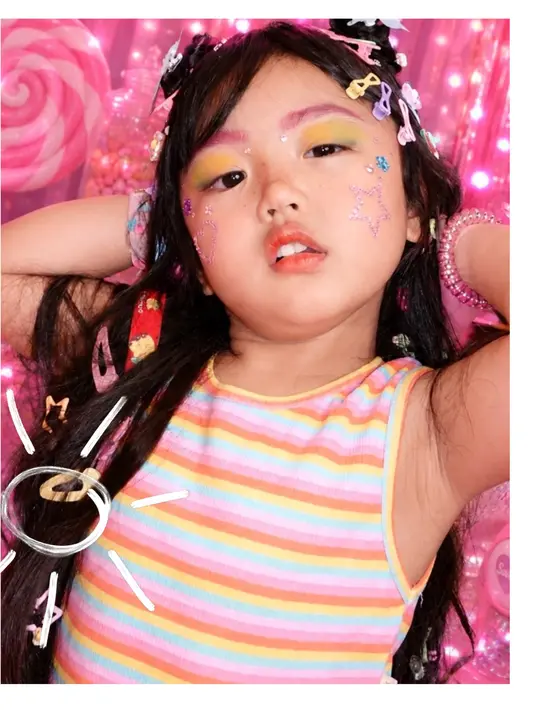 Lip tint pink berry jadi sentuhan terakhir makeup centil Xarena [@krisjianabah]