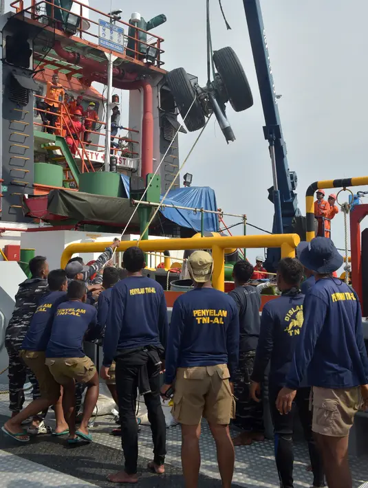 Penyelam dari TNI Angkatan Laut melihat proses pengangkatan roda pesawat Lion Air PK-LQP dengan nomor penerbangan JT 610, ke atas KRI Banda Aceh, yang ditemukan di perairan Tanjung Karawang, Jawa Barat, Jumat (2/11). (ADEK BERRY/AFP)