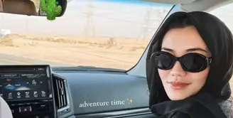 Selama liburan di Dubai, Aaliyah Massaid tampil berbeda berkat hijab dan sorban yang ia kenakan. [@aaliyah.massaid]