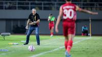 Pelatih kepala Persis Solo, Milomir Seslija saat menghadapi Persija Jakarta pada laga perebutan peringkat ketiga Piala Presiden 2024 di Stadion Manahan, Solo, Sabtu (3/8/2024). (Bola.com/Bagaskara Lazuardi)