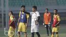 Pelatih Semen Padang, Nil Maizar, memberikan arahan kepada anak asuhnya dalam sesi latihan di Stadion Patriot, Bekasi, Jumat (19/05/2017). Latihan tersebut merupakan persiapan jelang lawan Bhayangkara FC. (Bola.com/M Iqbal Ichsan)
