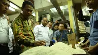 Menteri Pertanian Andi Amran Sulaiman melakukan sidak di pasar induk dan pasar eceran untuk memantau stok dan harga beras.