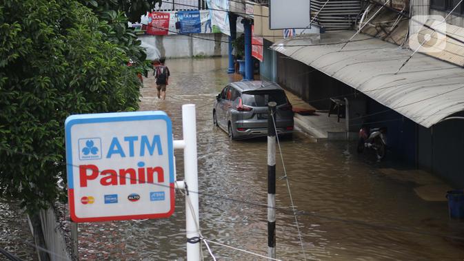 Sejumlah pertokoan di sekitar Jalan Gunung Sahari terlihat tutup akibat banjir yang menggenangi kawasan tersebut, Jakarta, Selasa (25/2/2020). Hujan yang mengguyur Jakarta sejak Senin (24/2/2020) malam, membuat sejumlah kali meluap dan menyebabkan banjir. (Liputan6.com/Helmi Fithriansyah)