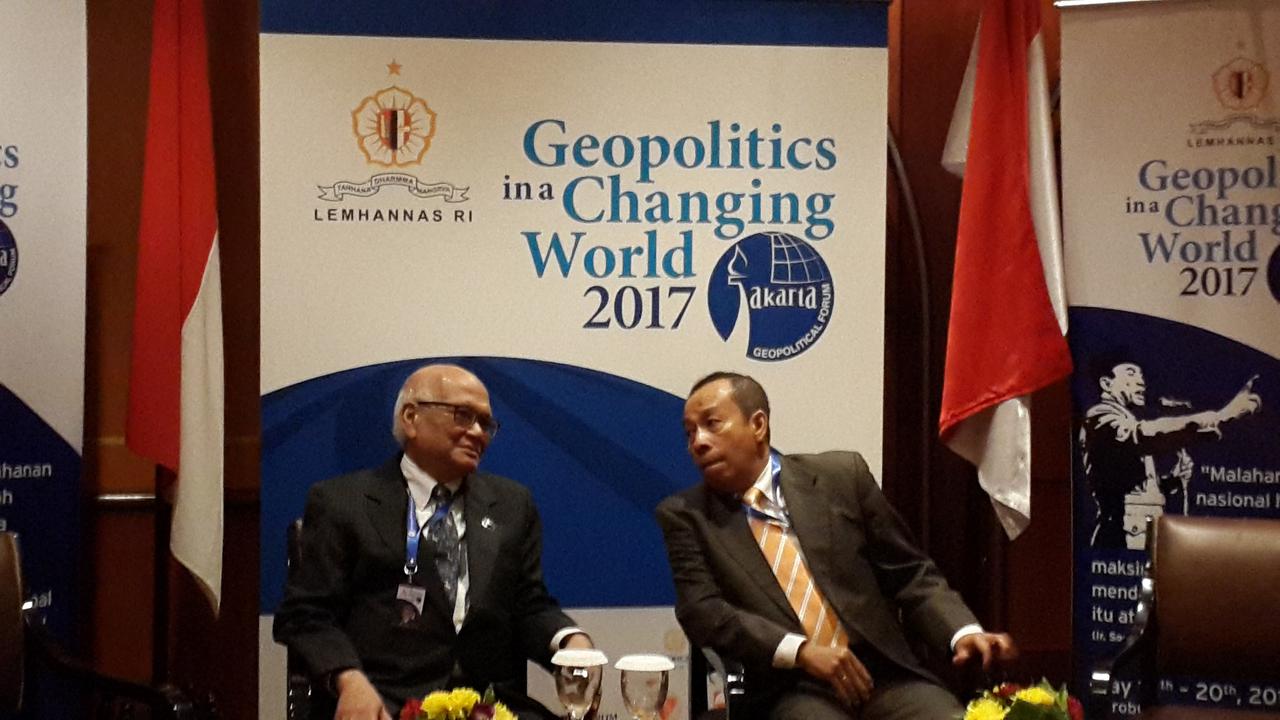 Profesor Dorodjatun Kuntjoro Jakti (kiri) dan Gubernur Lemhannas Agus Widjojo (kanan) (Rizki Akbar Hasan/Liputan6.com)