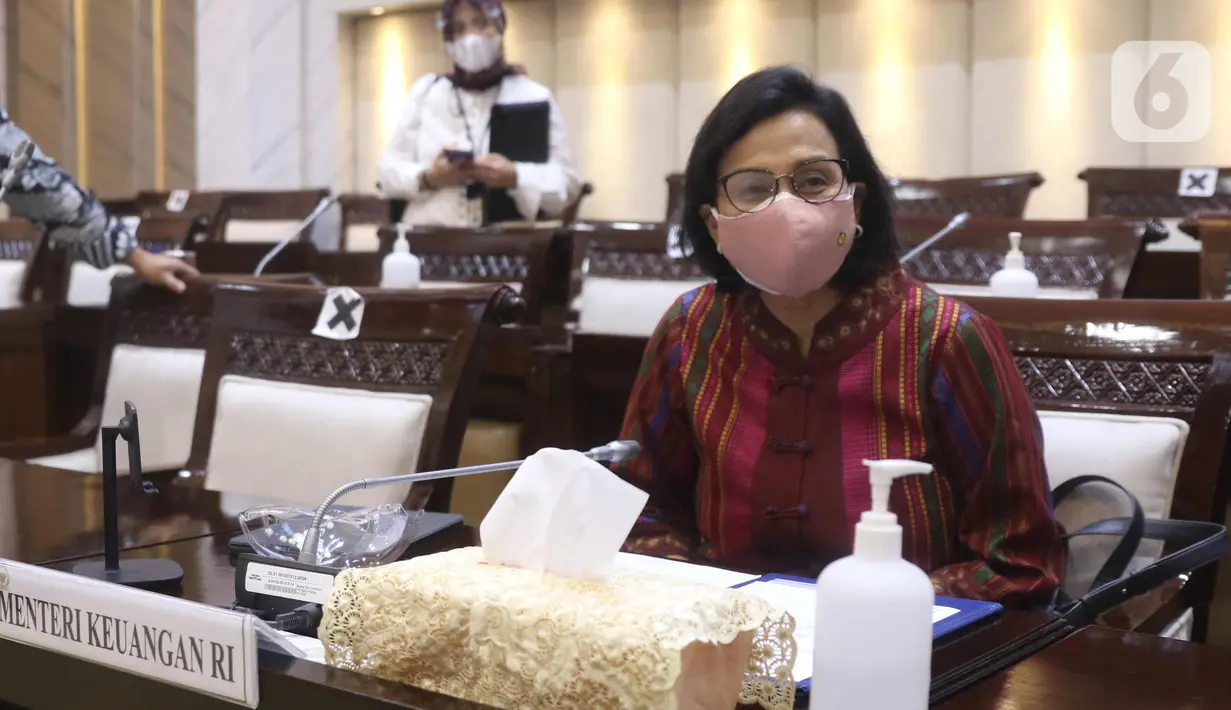 Menkeu Sri Mulyani mengikuti rapat kerja dengan Komisi XI DPR di Kompleks Parlemen, Senayan, Jakarta, Senin (15/3/2021). Rapat membahas konsultasi terkait usulan perubahan pengelompokan/skema barang kena pajak berupa kendaraan bermotor yang dikenai PPnBM. (Liputan6.com/Angga Yuniar)