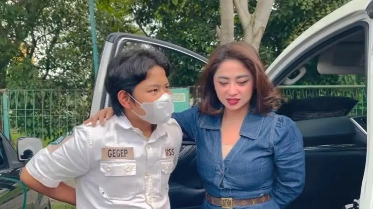 6 Potret Transformasi Dewi Perssik dan Anak Angkatnya, Penuh Kasih Sayang
