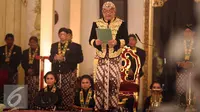 KGPH Prabu Suryodilogo membacakan maklumat usai dinobatkan menjadi Raja kadipaten Puro Pakualaman di Bangsal Sewotomo, Yogyakarta, Kamis (7/1/2016). KGPH Prabu Suryodilogo  memperoleh gelar gelar KGPAA Paku Alam X. (Liputan6.com/Boy Harjanto)