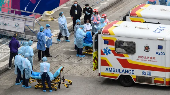 Seorang pria dipindahkan dari kapal pesiar World Dream ke ambulans di Kai Tak Cruise Terminal, Hong Kong, Rabu (5/2/2020). Hong Kong mengarantina lebih dari 1.800 orang di atas kapal pesiar yang berpaling dari pelabuhan Taiwan tersebut terkait wabah virus corona. (Philip FONG/AFP)