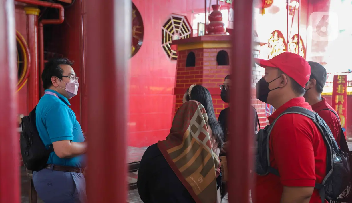 Peserta mengikuti Tur Pecinan Jakarta di Vihara Toasebio, Glodok, Jakarta, Minggu (6/2/2022). Program ini mengambil rute Candra Naya, Klenteng Jin Deyuan, Gereja Santa Maria De Fatima, Vihara Toasebio, Petak Sembilan, Gang Gloria, Toko Obat Tay Seng Ho, dan Petak Enam. (Liputan6.com/Herman Zakharia)
