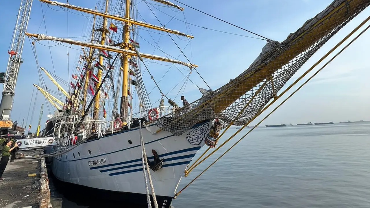 Kapal Republik Indonesia (KRI) Dewaruci saat bersandar di Pelabuhan Pelindo Dumai, Riau.
