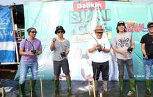 FOTO: Gaya Pramono Tanam Mangrove Bareng Slank di Pesisir Jakarta