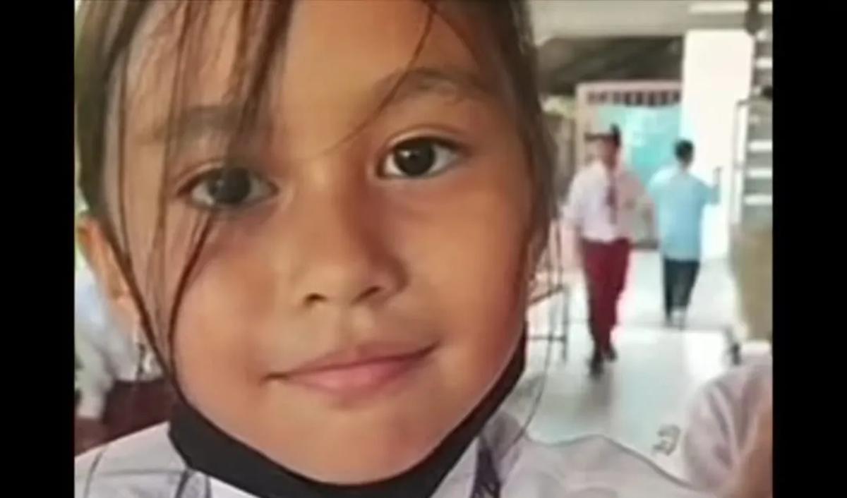 Meski fasih Bahas Inggris, Adelia mengaku masih bisa berkomunikasi dengan Bahasa Indonesia.