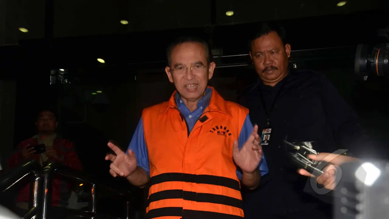 Suryadharma Ali Acungkan Jempol Usai Diperiksa KPK