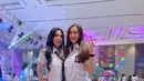Aura Kasih berpose dengan salah satu selebriti saat menghadiri ulang tahun ke-41 Ussy Sulistiawaty. Penampilan Aura Kasih dengan mengenakan seragam SMA membuat publik ramai menuliskan komentarnya. "Sekolah tiap hari walaupun hari Minggu/ libur," tulis akun @gdh***. (Instagram/aurakasih)