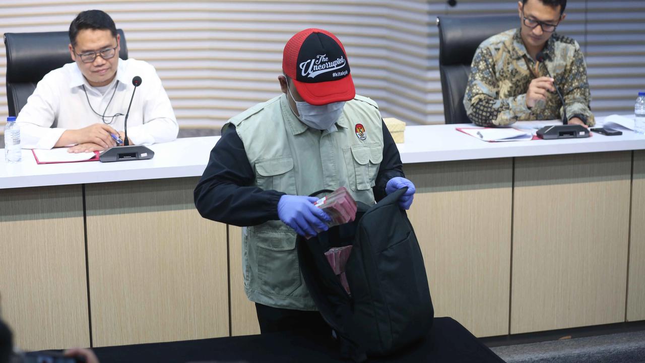 FOTO: FOTO KPK Tunjukkan Barang Bukti Uang 850 Juta Hasil OTT Ketua PN Depok