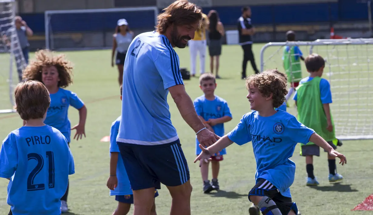 Kecerian Pirlo terlihat saat bermain dengan junior New York City FC di sebuah kamp di New York, AS (23/7/2015). Gelandang 36 tahun tersebut membuat keputusan mengejutkan untuk bergabung dengan New York City FC. (REUTERS/Mike Segar)