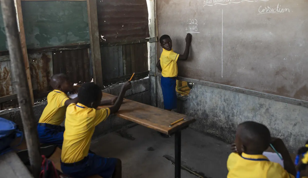 Siswa menghadiri kelas di sekolah Sante Bernadette, di dalam Fort Dimanche, yang pernah menjadi penjara di mana mendiang diktator Haiti Francois "Papa Doc" Duvalier memenjarakan musuh-musuhnya, di Port-au-Prince, Haiti, Kamis (23/9/2021). (AP Photo/Rodrigo Abd)