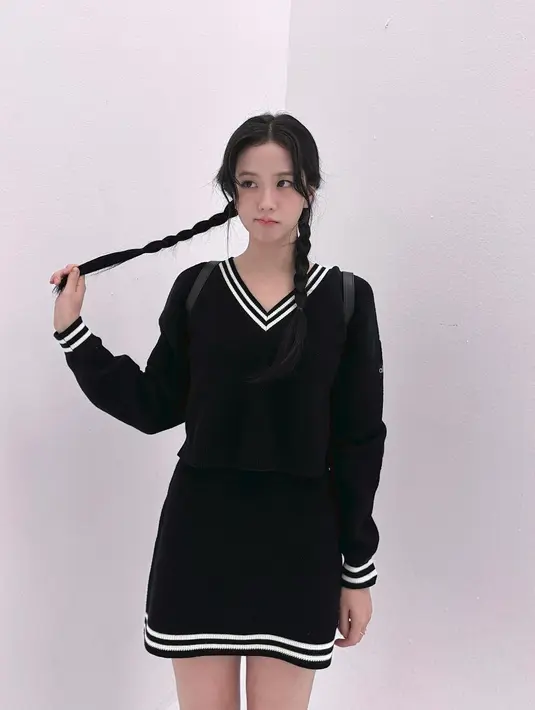 Manisnya penampilan Jisoo BLACKPINK pakai atasan sweater hitam yang serasi dengan rok mininya. [Foto: Instagram/sooyaaa__]