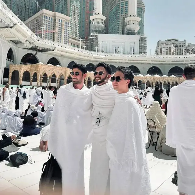 7 Potret Reza Rahadian yang Kini Jalani Umrah, Sosoknya Tuai Banyak Sorotan