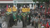 Sejumlah abdi dalem membawa gunungan saat kirab menuju Masjid Kauman Yogyakarta, Selasa (13/9). Keraton Kesultanan Yogyakarta membuat 7 gunungan untuk diberikan kepada warga saat Grebeg Idul Adha 1437. (Liputan6.com/Boy Harjanto)