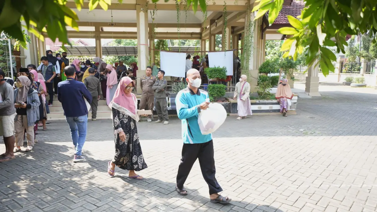 Warga Kota Probolinggo dapat bantuan sembako jelang Hari Raya Idul Fitri (Istimewa)