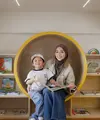 Nikita Willy juga memilih pakaian yang mendukung keleluasaan Issa untuk bergerak saat bermain di playground atau beraktivitas bersama teman-temannya. (Foto/dok: UNIQLO)