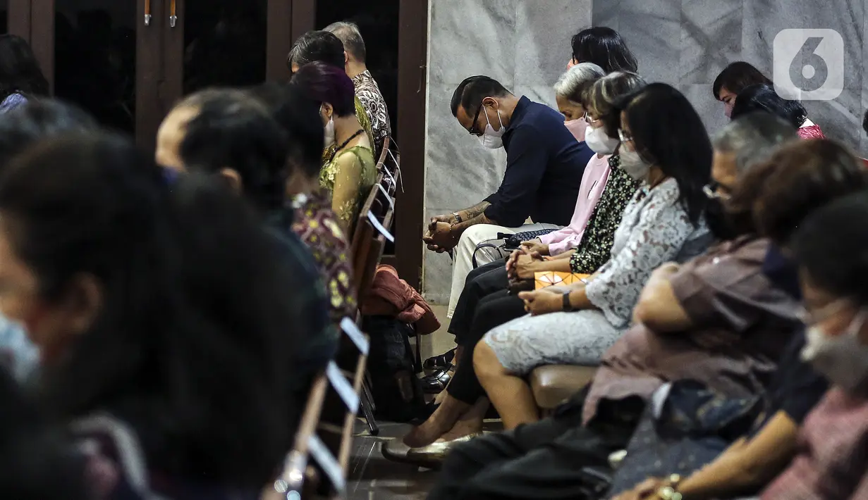 Jemaat mengikuti ibadah perayaan malam Natal di Gereja Protestan Indonesia Bagian Barat (GPIB) Effatha, Jakarta, Jumat (24/12/2021). Ibadah malam ini mengangkat tema Nyanyian Pujian. (Liputan6.com/Johan Tallo)