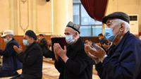 Para jemaah bersembahyang di Masjid Ak di Urumqi, Daerah Otonom Uighur Xinjiang, China barat laut, pada 13 April 2021. (Xinhua/Sun Shaoxiong)