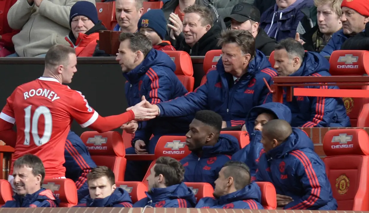 Wayne Rooney memberi salam kepada  Louis van Gaal saat diganti pada laga Liga Inggris melawan Aston Villa di Old Trafford,  Manchester,(16/5/2016). (AFP/Oli Scarff)