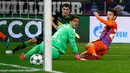 Pemain Manchester City, David Silva, mencetak gol balasan ke gawang Borussia Monchengladbach pada laga kelima Grup C Liga Champions di Borussia-Park, Rabu (23/11/2016). (Reuters/Wolfgang Rattay)