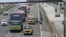 Sejumlah sepeda motor melintasi Tol Karang Tengah, Tangerang, Banten, Kamis (2/1/2020). Pengendara sepeda motor masih diperbolehkan melintasi tol untuk menghindari ruas jalan yang terendam banjir di beberapa wilayah Jabodetabek. (Liputan6.com/Angga Yuniar)