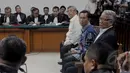 Mantan Ketua MK Akil Mochtar, mantan Hakim MK Harjono, dan Panitera MK Kasianur Hutauruk menjadi saksi dalam sidang lanjutan Raja Bonaran Situmeang di Pengadilan Tindak Pidana Korupsi, Jakarta, Senin (13/4/2015). (Liputan6.com/ Andrian M Tunay)