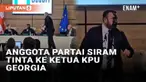 Pemilu di Georgia diwarnai insiden protes saat pengumuman hasil pemilihan parlemen. David Kirtadze, seorang anggota partai oposisi menyiram tinta ke Ketua Komisi Pemilihan Umum Giorgi Kalandarishvili. Kirtadze memprotes hasil pemilu yang menguntungka...