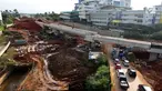 Suasana pengerjaan pembangunan proyek Tol Depok - Antasari (Desari) di TB Simatupang, Jakarta, Rabu (11/8). Saat ini pembangunan Seksi 1 Tol Desari telah mencapai progres fisik 63,38 persen, atau lebih cepat 1,17 persen. (Liputan6.com/JohanTallo)