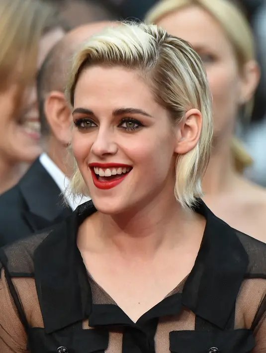 Nampaknya Kristen Stewart belum seutuhnya melupakan sosok Alicia Cargile. Belum lama menjalin hubungan dengan Soko, Kristen kembali ke pelukan Alicia. (AFP/Bintang.com)