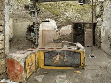 Gambar yang dirilis pada 26 Desember 2020 menunjukkan termopolium, semacam konter "makanan cepat saji" pinggiran jalan (street food) pada era Romawi kuno, di Pompeii. Dikenal sebagai termopolium, bahasa Latin untuk konter makanan dan minuman panas. (Luigi Spina/Parco Archeologico di Pompei via AP)