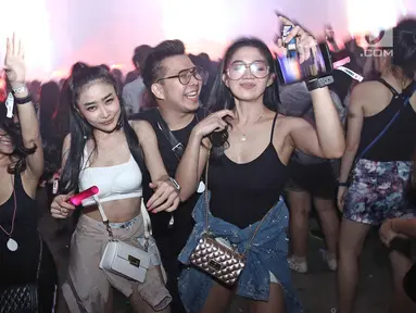 Para penonton saat menikmati musik dalam acara Invasion 2017 yang bertajuk Lost In Wonderland di Jakarta, Jumat (22/9). Sejumlah DJ dunia menghibur para party goers Indonesia. (Liputan6.com/Herman Zakharia)