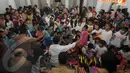 Usai memberikan beberapa pertanyaan, Jokowi membagikan tas ransel kepada ratusan siswa di Balai Kota, Selasa (22/4/14). (Liputan6.com/Herman Zakharia)