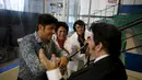 Sejumlah peserta Tribute to Elvis Presley berbincang sebelum mengikuti kontes acara Collingwood Elvis Festival di Ontario, Kanada, 26 Juli 2015. (REUTERS/Chris Helgren)