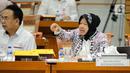 Menteri Sosial Tri Rismaharini (kanan) mengikuti rapat kerja dengan Komisi VIII DPR di Kompleks Parlemen, Senayan, Jakarta, Rabu (8/2/2023). Rapat membahas tentang pengawasan program bantuan sosial tahun 2022. (Liputan6.com/Faizal Fanani)