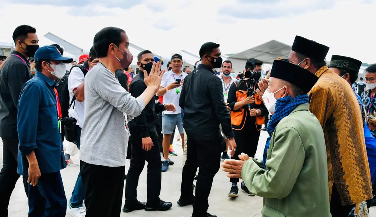 Presiden Joko Widodo saat berada di Pertamina Mandalika International Street Sirkuit, Nusa Tenggara Barat,Minggu (20/3/2022). Jokowi didampingi Ibu Iriana menghadiri gelaran MotoGP Indonesia. (Foto: Laily Rachev - Biro Pers Sekretariat Presiden)