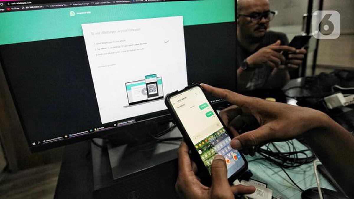 Warga mencoba mengakses aplikasi Whatsapp di Jakarta, Selasa (25/10). Platform pesan instan WhatsApp dilaporkan error, Selasa (25/10/2022) siang. Tak hanya di Indonesia, WhatsApp juga dilaporkan down di sejumlah negara. (Liputan6.com/Angga Yuniar)