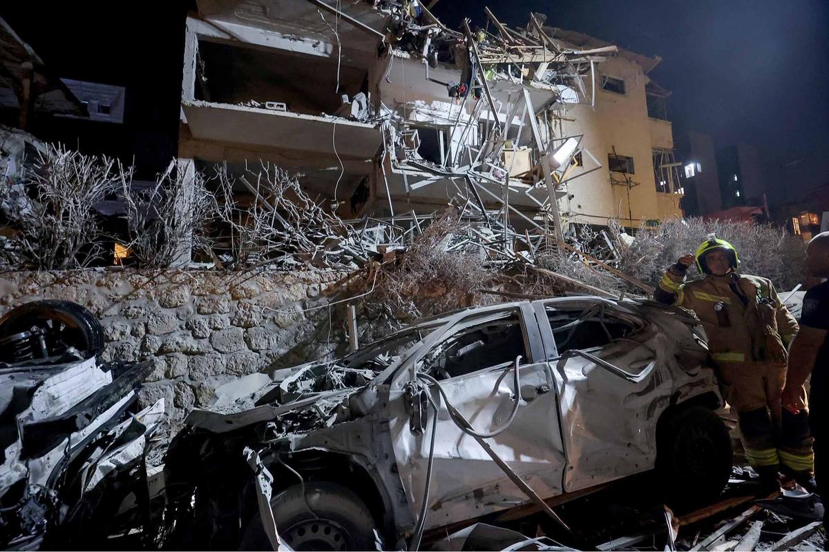 FOTO: Pembalasan Iran, Rudal Balistik Memorakporandakan Kompleks Bangunan di Kota Tel Aviv Israel