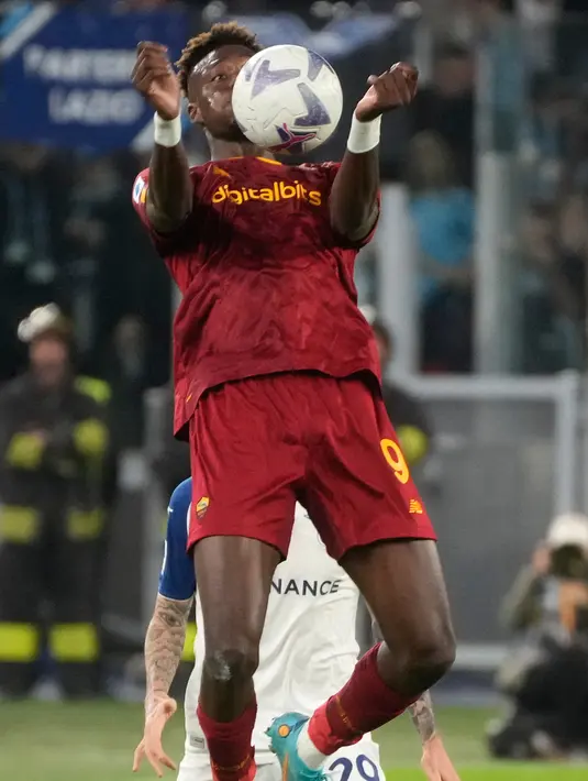 Pemain AS Roma Tammy Abraham melompat untuk merebut bola saat melawan Lazio pada pertandingan sepak bola Liga Italia di Stadion Olimpiade Roma, Italia, 6 November 2022. (AP Photo/Gregorio Borgia)