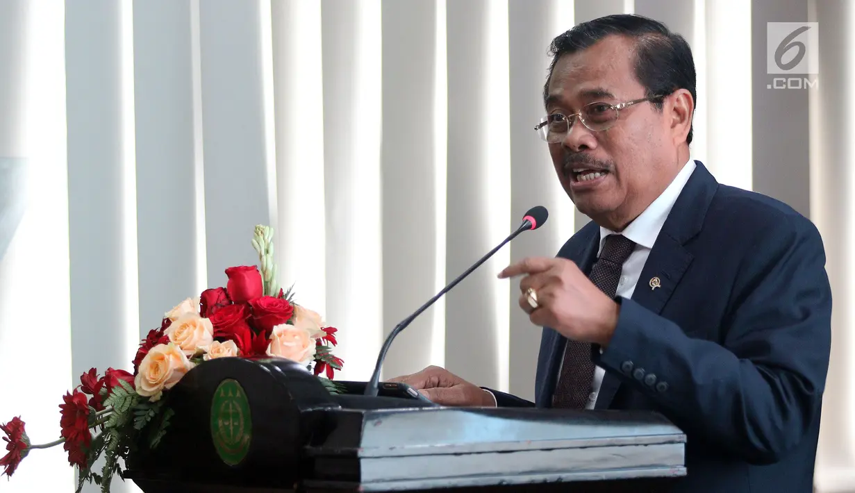 Jaksa Agung HM Prasetyo menyampaikan keterangan saat penandatanganan nota kesepahaman di Jakarta, Kamis (1/3). Kerja sama ini juga bertujan untuk mewujudkan sinergitas di bidang penyelenggaraan pemerintah terkait infrastruktur. (Liputan6.com/JohanTallo)