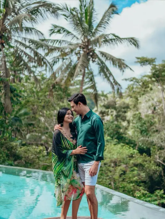 <p>Menjalani hubungan yang awet hingga 23 tahun, Titi Kamal pun membagikan foto keharmonisan dengan suami tercinta Christian Sugiono lewat media sosial Instagramnya. (Instagram/titi_kamall)</p>