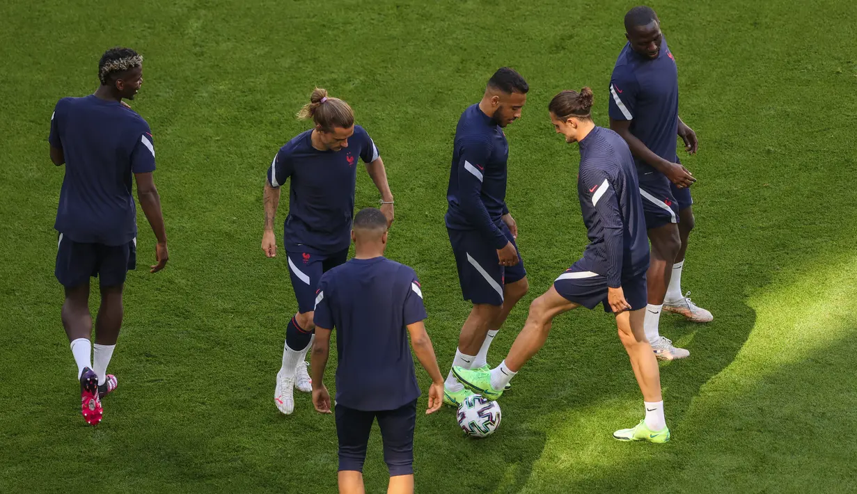 Para pemain timnas Prancis melakukan pemanasan selama sesi latihan tim di Allianz Arena di Munich, Senin (14/6/2021). Timnas Prancis akan bertemu lawan yang cukup berat yaitu Jerman di laga perdana Grup F EURO 2020 pada Rabu (16/6) dini hari WIB. (ALEXANDER HASSENSTEIN/POOL/AFP)