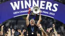 Pelatih PSG, Luis Enrique mengangkat trofi Liga Champions 2024/2025 setelah berhasil mengalahkan Inter Milan dalam laga final yang berlangsung di Allianz Arena, Munchen, Jerman, Minggu (01/06/2025) dini hari WIB. (AP Photo/Matthias Schrader)
